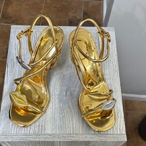 Gianni Bini Strappy Gold Sandals Metallic Lips Detail